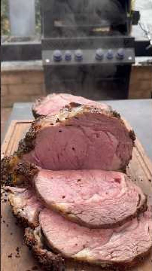 Perfectly cooked prime rib 🤩